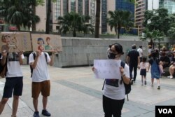 2019年6月25日有抗议学生在香港入境处外举牌,向受到不合作行动影响的市民道歉(美国之音申华拍摄)