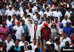 2016年8月1日斯里兰卡前总统拉贾帕克萨(Mahinda Rajapaksa)在首都可伦坡为期五天的抗议游行中,向支持者挥手致意