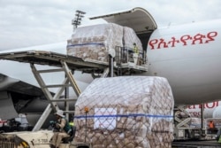 中国运往埃塞俄比亚包括口罩、试剂盒和防护用品在内的600万件抗疫物资抵达亚的斯亚贝巴机场。(2020年3月22日)