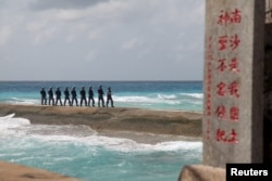 中国军人在南中国海的南沙群岛的一个岛礁上巡逻(2016年2月9日)