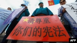蒙古民众在乌兰巴托举着“请尊重你们的宪法”的标语牌抗议中国当局在内蒙古推行的汉语教学计划。(2020年9月15日)