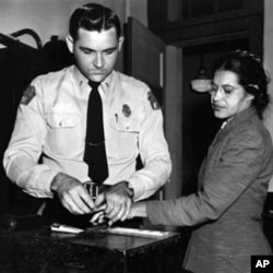 罗莎.帕克斯1955年因为拒绝在公交车上为白人让座被逮捕,图为她在被捕后在阿拉巴马州蒙特马利县警察局打手印