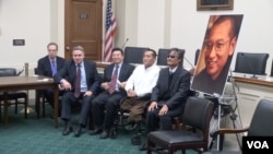 美国众议员克里斯·史密斯和中国人权活动人士在国会山纪念刘晓波获诺贝尔和平奖五周年。(2015年12月9日)