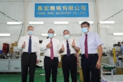 台湾的行政院副院长沈荣津(右二)、美国在台协会台北办事处处长郦英杰(左一)与长宏机械董事长吕清林(右一)陪同美国卫生部长阿扎尔(左二)于8月12日参观口罩机工厂。(台湾外交部提供)