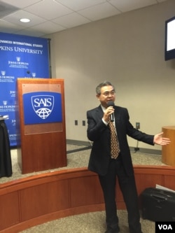中国金融论坛研究院院长萧耿在《2015IFF中国报告》发布会上说,有关中国经济的评论大多低估了其改革和韧性。(美国之音萧洵拍摄)