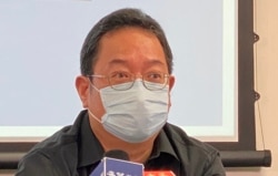 香港伍伦贡学院社会科学院讲师黄志伟表示,修例之后立法会议员的逐步成为畏首畏尾,立法机关对行政机关的监督变成“名存实亡”,他认为香港的议会与中国内地人大橡皮图章化如出一陷 ,管治质素亦会趋向劣质化(美国之音/汤惠芸)