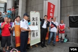 香港工联2019年6月25日傍晚到警察总部慰问警察,手持麦克风者为会长吴秋北 (美国之音申华拍摄)