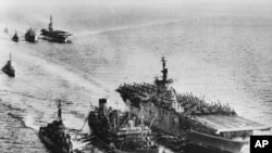 历史照片:游弋在中国附近海域协防台湾的美国海军第七舰队。(1955年1月27日)