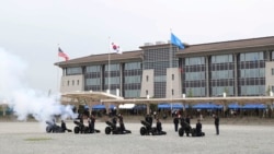 资料照片:美国陆军士兵在韩国平泽市汉弗莱军营驻韩美军新总部开通仪式上鸣礼炮。(2018年6月29日)