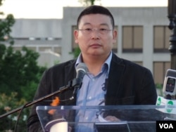 杨建利在勿忘六四纪念会上讲话(2014年6月1日,美国之音致远拍摄)