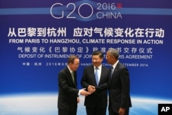 联合国秘书长潘基文、美国总统奥巴马和中国主席习近平在杭州峰会的气候变化巴黎协定文书交存仪式上握手(2016年9月4日)