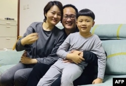 中国人权律师王全璋回到北京家中与妻儿团圆。(2020年4月27日)