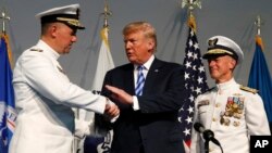 楚孔夫特上将(右)2018年6月1号出席美国海岸警卫队指挥官交接仪式(美联社)