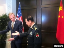 美国代理防长沙纳汉与中国防长魏凤和2019年5月31日在出席香格里拉对话会期间举行会谈(路透社)