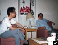 1988年7月10日,宇宙学及粒子物理会议期间,何祚庥(左),方励之在徐一鸿教授房间(南京大学中美文化中心)讨论时局。方正在向何祚庥“进行反革命宣传及鼓动反革命活动”,是为首条罪行。
