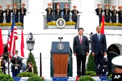 在白宫欢迎习近平的仪式上演奏两国国歌的时候,美国总统奥巴马和中国国家主席习近平立正聆听(2015年9月25日)