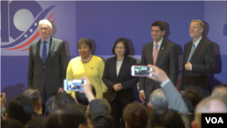 4月15日,由美国前众议院议长保罗·瑞安(Paul Ryan)率领的庆贺团与包括总统蔡英文在内的台湾官员一道,出席美国在台协会(AIT)举行的“台美40年友谊庆祝酒会”。美国之音海伦拍摄