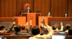 香港立法会主席梁君彦表示,民主派立法会议员总辞后,立法会回复理性,通过的法案是他5年任期内最多, 他否认立法会变成“举手机器”及“橡皮图章” (美国之音/汤惠芸)。