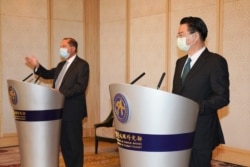 美国卫生部长阿扎尔(左)与台湾的外交部长吴钊燮(右)8月11日上午于台北会面。(台湾外交部提供)