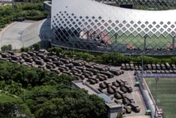 大批中国武警军车聚集在比邻香港的深圳湾体育中心。(2019年8月15日)