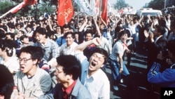 资料照片:大学生走上北京街头游行,呼吁民主。(1989年5月4日)