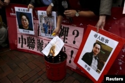 香港示威者在中联办外面要求调查铜锣湾书店职工和店主失踪案(2016年1月3日)