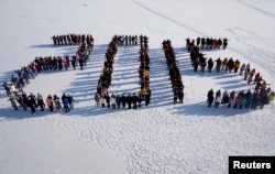 沈阳农业大学学生站在雪地上,组成2015字样(2014年12月31日)