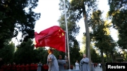 2018年10月1日,中国河南省嵩山少林寺庆祝中华人民共和国国庆,僧侣参加升旗仪式。