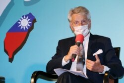资料照片:法国参议院友台小组主席李察在台北的记者会上讲话。(2021年10月8日)