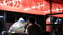 一名医护人员在给一名郑州市民做新冠病毒核酸检测。(2021年8月2日)