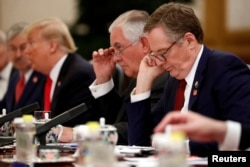 2017年11月9日,美国贸易代表罗伯特·莱特希泽(Robert Lighthizer,右)和美国国务卿雷克斯·蒂勒森(Rex Tillerson)出席了美国总统唐纳德·川普和中国国家主席习近平的双边会晤。