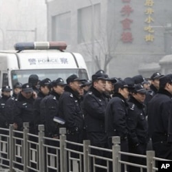 北京的警察严阵以待,戒备在一家麦当劳附近,应对准备参加“茉莉花革命”的示威者