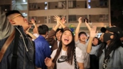 高调支持镇压抗议的建制派政治人物何君尧在香港区议会选举中落选,民主派支持者闻讯欢呼。(2019年11月25日)