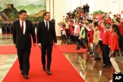 在北京人大会堂的迎宾仪式上,儿童们欢迎法国总统马克龙与中国国家主席习近平。 (2018年1月9日)