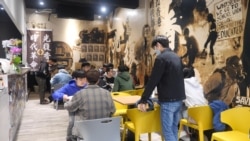 “保护伞”的餐厅4月19日于台北开张,由流亡港人经营,台湾人透过消费,支持香港民主运动。(美国之音黄丽玲摄)