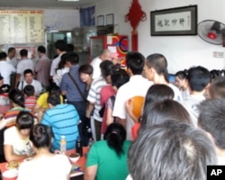 北京的“姚记炒肝店”在拜登副总统访问后顾客爆满,相当走红