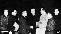 历史照片:文革前的中共政治局常委,左起:朱德、周恩来、陈云、刘少奇、毛泽东、邓小平、林彪。