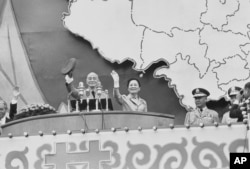 历史照片:蒋介石总统和夫人蒋宋美龄在台北的“双十节”集会上挥手致意。(1971年10月10日)