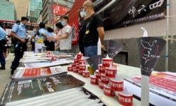 香港支联会联同天安门母亲运动趁母亲节在旺角摆街站,预先向市民派发悼念六四死难者的白蜡烛及LED蜡烛(美国之音/汤惠芸)