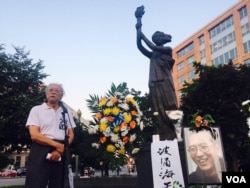 美国首都华盛顿100多名华人聚集在共产主义受难者纪念碑下悼念刘晓波,图为流亡作家郑义发言(美国之音萧雨拍摄)。美国政府和人民反对共产党。