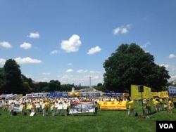 美国国会大厦前的法轮功集会(美国之音 杨晨拍摄)
