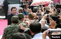 美国演员约翰•特拉沃尔塔(John Travolta)在青岛和观众握手(2013年9月22日)。中国人看了不少美国电影视频
