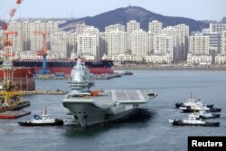 2018年12月27日中国第一艘国产航空母舰载着飞机离开辽宁省大连市港口,进行第四次海上试航。