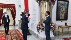 美国国务卿布林肯(中)2021年12月13日访问印尼时会见总统维多多(印尼总统府照片)