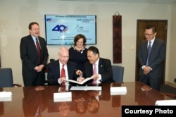 美国在台协会执行理事罗瑞智(John J. Norris, Jr.) (左二)和驻美国台北经济文化代表处副代表黄敏境(右二)2019年4月12日在美国在台协会签署《美台合作处理跨国父母擅带儿童离家了解备忘录》。签署见证者:美国国务院领事事务局儿童议题特别顾问Suzanne Lawrence (中)、国务院台湾协调处处长何乐进(Jim Heller) (左一)及驻美国台北经济文化代表处领务组组长周道元(右一)。(驻美国台北经济文化代表处照片)