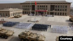 中国军人2017年8月1日在吉布提(Djibouti)举行新基地启用仪式(中国军方图片)