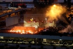 香港抗议者和警方星期天(11月17日)在理工大学外爆发激烈冲突。