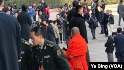 2017年3月3日下午三点,中国人民政治协商会议12届5次大会在北京人民大会堂开幕。图为来自各地的政协委员步入会场。(美国之音叶兵拍摄)
