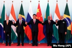 金砖集团五国领导人在厦门金砖峰会上合影,左起:巴西总统特梅尔,俄罗斯总统普京,中国国家主席习近平,南非总统祖马,印度总理莫迪(2017年9月4日)