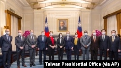 台湾总统蔡英文在总统府会晤到访的法国国民议会友台小组主席戴扈杰率领的法国议员代表团。(2021年12月16日)